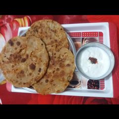 A picture of Aloo ke prantha.