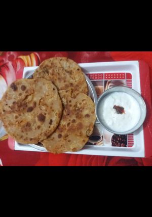 A picture of Aloo ke prantha.