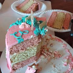 A picture of 1 kg Vanilla stawberry cake.