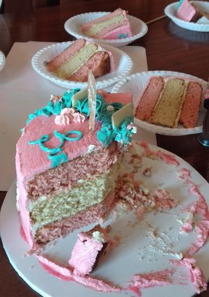 A picture of 1 kg Vanilla stawberry cake.