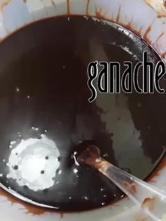 Una foto de Caramel ganache de chocolate semiamargo