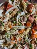 Ensalada de fideos y atún