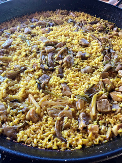 Una foto de Paella de secreto ibérico 🐽, setas 🍄 y ajos tiernos 🌱