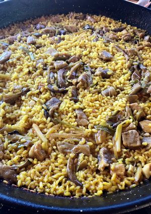 Una foto de Paella de secreto ibérico 🐽, setas 🍄 y ajos tiernos 🌱