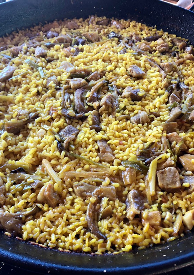 Una foto de Paella de secreto ibérico 🐽, setas 🍄 y ajos tiernos 🌱