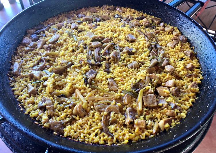 Paella de secreto ibérico 🐽, setas 🍄 y ajos tiernos. 🌱