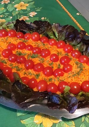Une photo de Salade de carottes, tomates et feuille de chêne rouge