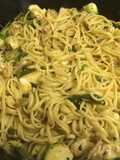 Pasta con pollo y vegetales al curry