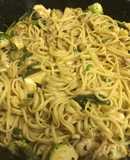 Pasta con pollo y vegetales al curry