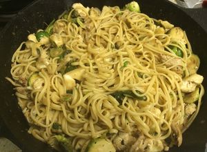 Una foto de Pasta con pollo y vegetales al curry