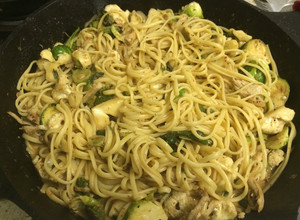 Una foto de Pasta con pollo y vegetales al curry