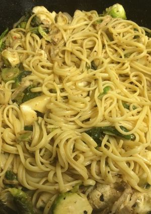Una foto de Pasta con pollo y vegetales al curry
