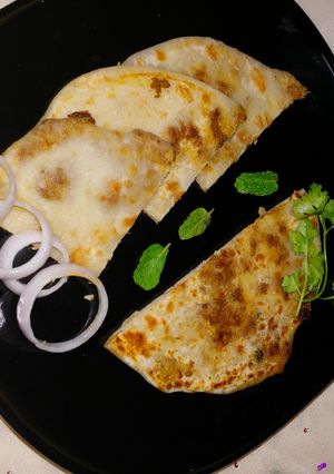 हैदराबादी कीमा पराठा (Hyderabadi keema paratha recipe in hindi) रेसिपी मुख्य फोटो