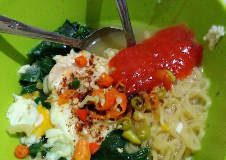 Indomie cabe rawit telor setengah matang