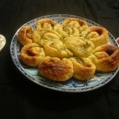 Garlic flower bread A picture of Garlic flower bread.