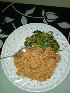 Jollof rice with spinach sauce ainihin hoton girkin