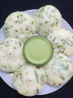 રવા ઈડલી (Rava Idli Recipe In Gujarati) રેસીપી મુખ્ય ફોટો