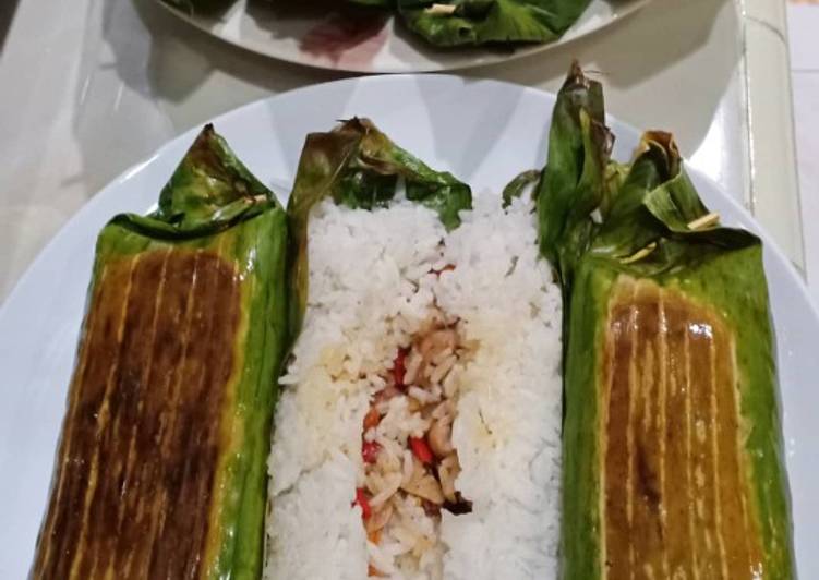 Nasi bakar isi oseng cumi pedas