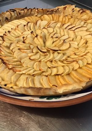 Une photo de Maxi tarte aux pommes du jardin et miel d Algarve pâte brisée au cassis