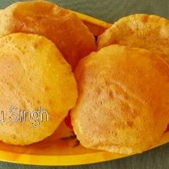 A picture of Besan pooris.
