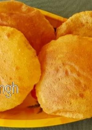A picture of Besan pooris.