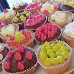 A picture of Cupcakes colorati.