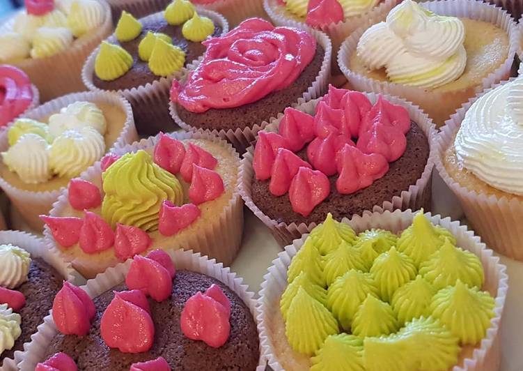 Recetta di Fatto in casa Cupcakes colorati