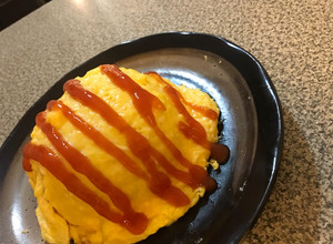 Una foto de Omurice ~Omelette de Arroz Estilo Japonés~
