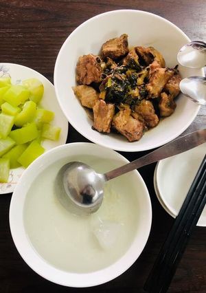 Hình của món Sườn kho hành tiêu.
