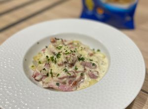 Une photo de Tagliatelles sauce crémeuse au Parmesan, Vin blanc & lardons fumé