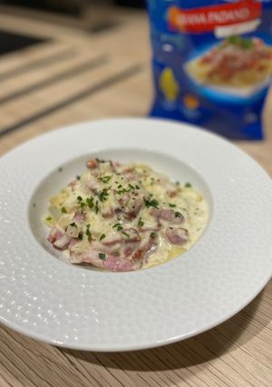 Une photo de Tagliatelles sauce crémeuse au Parmesan, Vin blanc & lardons fumé