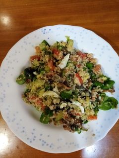 Una foto de Cuscús con sardinas, verdura y huevo