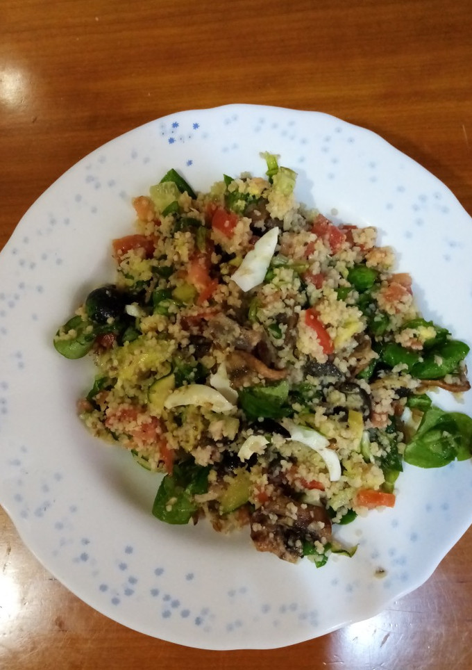 Una foto de Cuscús con sardinas, verdura y huevo