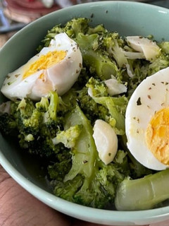 Foto de Salada de Brocolos, Nozes e Ovo