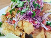 Una foto de corvina frita