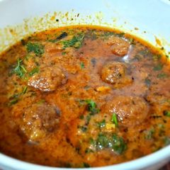 A picture of Gulabjamun kofta curry.