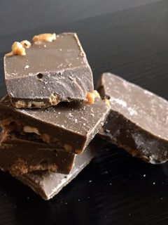 Una foto de Chocolate de té Hojicha con Genmai