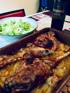 Una foto de Cordero asado con patatas panaderas