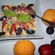 Postre de frutas de verano con ralladura de chocolate blanco