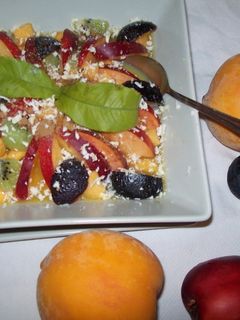 Una foto de Postre de frutas de verano con ralladura de chocolate blanco