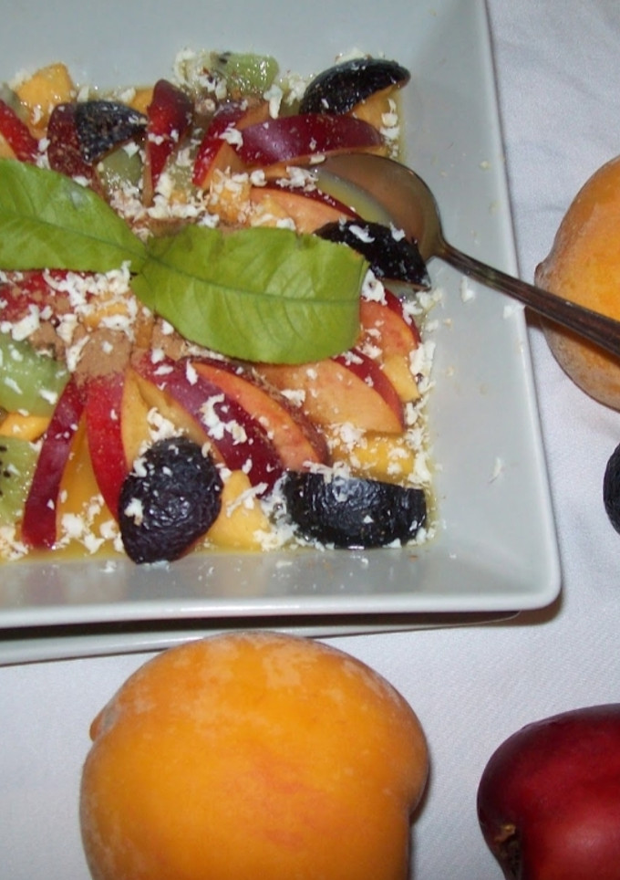 Una foto de Postre de frutas de verano con ralladura de chocolate blanco