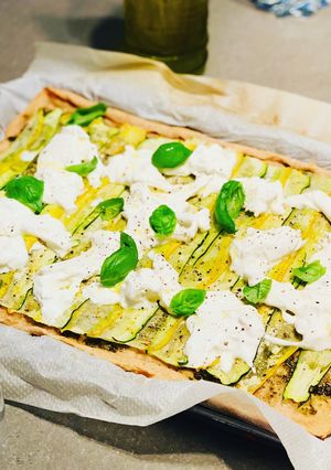 Une photo de Tarte fine au deux courgettes et burrata