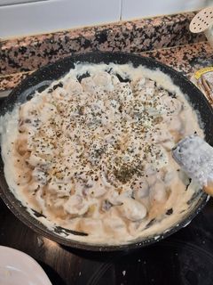Una foto de Tortellini de carne con nata, champiñones y aguacate