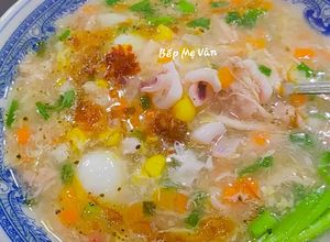 Hình của món Súp gà mực ống và rau củ.