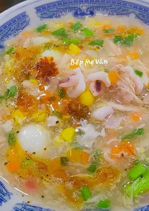 Hình của món Súp gà mực ống và rau củ.