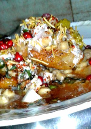 A picture of Aalu tikki chaat.