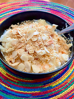 Una foto de Yogurt con avena, manzana, frutos secos y semillas