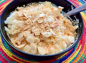 Una foto de Yogurt con avena, manzana, frutos secos y semillas