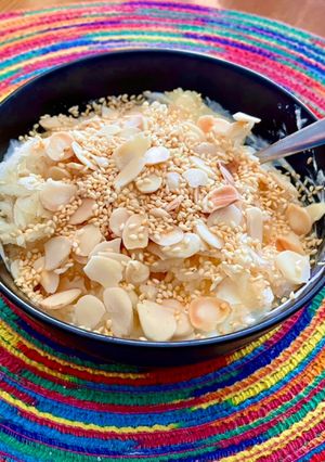 Una foto de Yogurt con avena, manzana, frutos secos y semillas