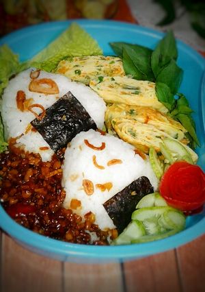 Foto resep Simpel Onigiri bento~citarasa indonesia(bento nasi uduk kepal)